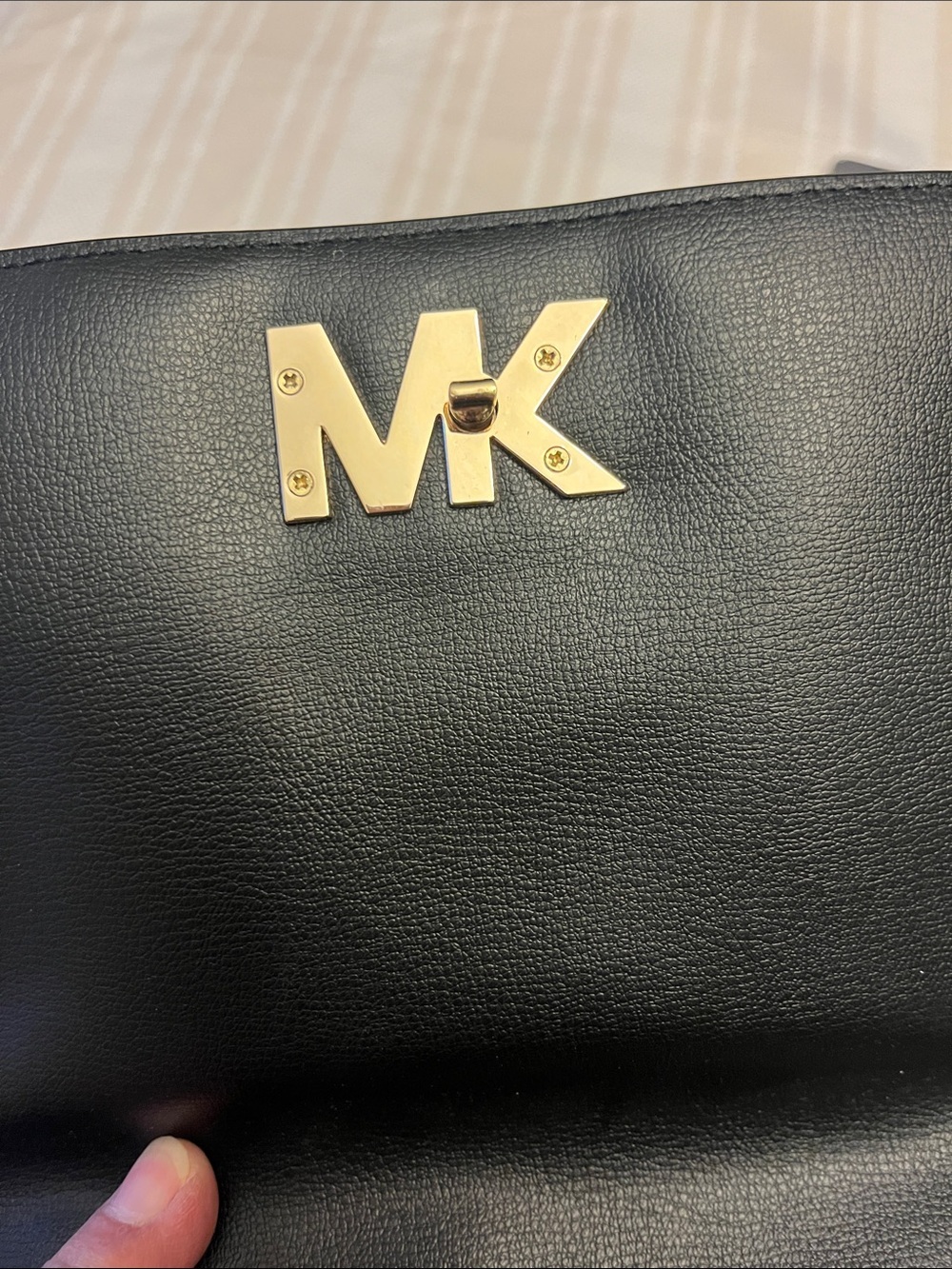 Michael Kors Black Leather Shoulder Bag with Gold Chain - Picture 5 of 10